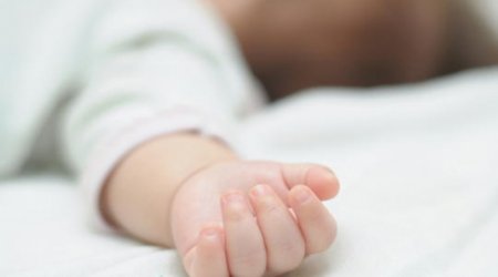 Zaqatalada anasının qucağından yerə düşən körpə öldü