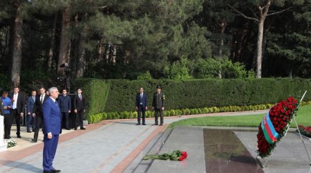 Prezident Administrasiyasının rəhbəri Ulu Öndərin məzarını ziyarət edib - FOTO