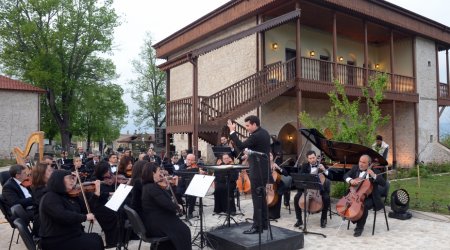 Mehmandarovlar nəslinin nümayəndəsi Şuşadakı konsertdə dirijorluq etdi - FOTO/VİDEO 