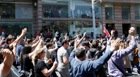 İrəvanda aksiyada gərginlik: Polis ölən əsgərin qohumunu SAXLADI - VİDEO