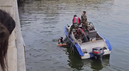 Bulvarda qadın azyaşlı uşaqla özünü dənizə atdı - VİDEO 