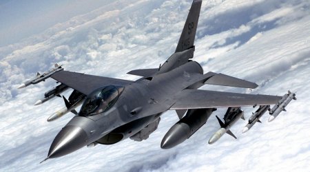 Niderland ukraynalı pilotlara “F-16” qırıcıları üzrə təlimlər keçəcək