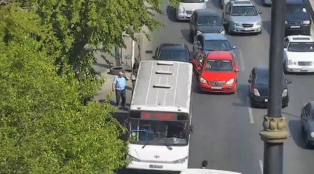 Bakıda sürücünün ürəyi TUTDU: Maşın sərnişin avtobusuna çırpıldı - VİDEO 