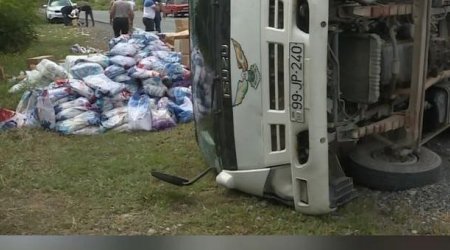 Şəkidə yük maşını AŞDI - Avtomobildəki yük yola dağıldı