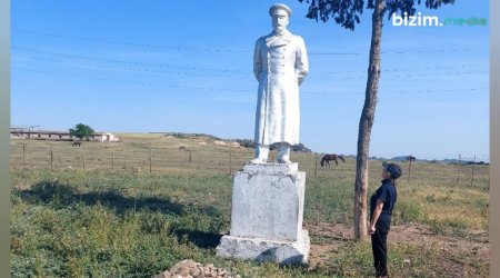 Oğuzun Çaldaş kəndində Stalinin heykəli hələ də QORUNUR – FOTO/VİDEO 