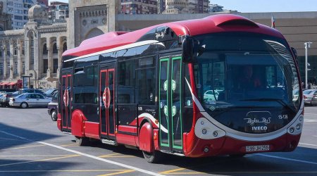 Bakıda 103 marşrut avtobusu GECİKİR