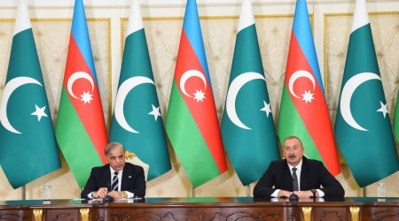 İlham Əliyev Vətən müharibəsində dəstəyə görə Pakistanın Baş nazirinə təşəkkür ETDİ