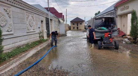 FHN: Gəncədə subasmaya məruz qalmış yaşayış yerlərindən su çəkilərək kənarlaşdırılıb