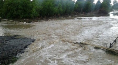 Xızıda sel yolu yararsız hala saldı - Avtobusda 24 sərnişin köməksiz qalıb