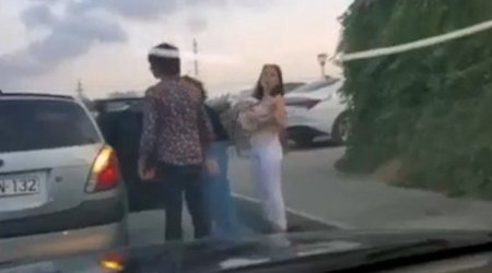 Bakıda qadın əlində körpəsi ilə maşına hücum ÇƏKDİ - VİDEO 