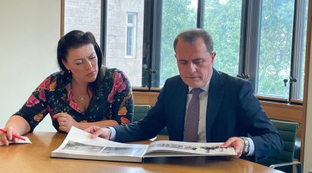 Britaniya rəsmisi Azərbaycanda mina təhlükəsi barədə məlumatlandırılıb - FOTO