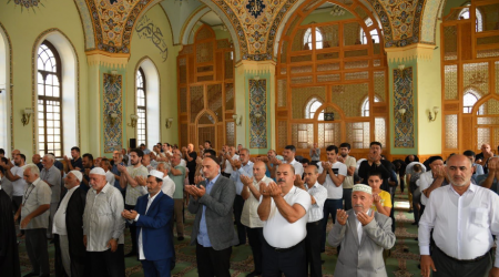 Azərbaycanın məscidlərində bayram namazları qılınır
