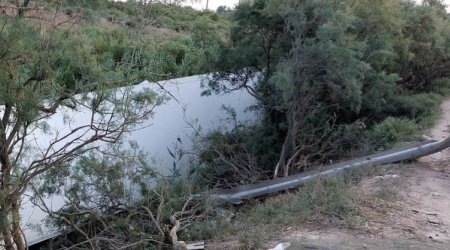 Sabirabadda TIR yoldan çıxaraq kanala aşdı - FOTO