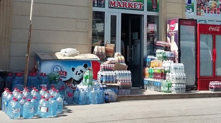 Günəşin altında, plastik qablarda... – İnci saflığı olan su xərçəng mənbəyinə ÇEVRİLƏ BİLƏR