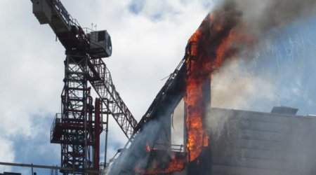 İstanbulda 17 mərtəbəli bina yanır - VİDEO