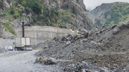 Gürcüstanda torpaq sürüşməsi baş verdi - Ölənlər var 