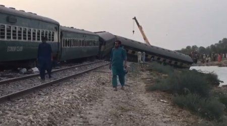 Pakistanda dəhşətli qatar qəzası: 30 ölü, 80 yaralı var - VİDEO