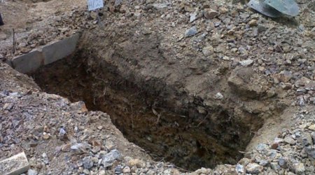 Azərbaycanda ŞOK: Kişi qazdığı qəbirə düşüb ÖLDÜ 