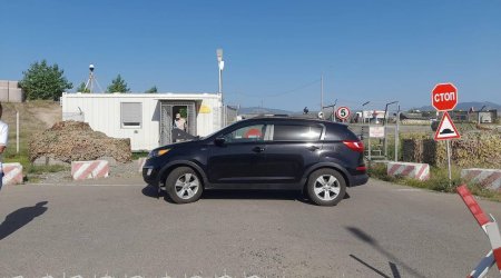 Xocalıda erməni avtomobillə sülhməramlıların qərargahının girişini bağladı