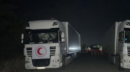 İçərisində un olan iki yük maşını Ağdam-Xankəndi yolunda gözləyir