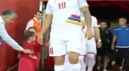 Türkiyəli balaca qız erməni futbolçunun əlini tutmaqdan İMTİNA ETDİ – VİDEO