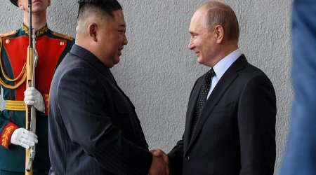 Putin Kim Çen İnə qısalüləli tüfəng hədiyyə etdi