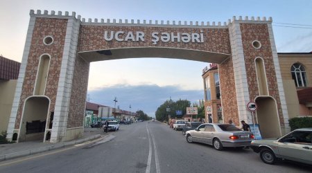 Ucarda şəhərin giriş qapısının üstünə çıxan şəxs yıxılaraq, xəsarət alıb - FOTO 