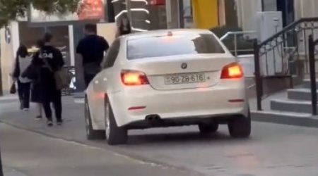 Bakıda sürücü BMW-ni səkiyə çıxarıb, piyadaların üstünə SÜRDÜ – ANBAAN VİDEO  