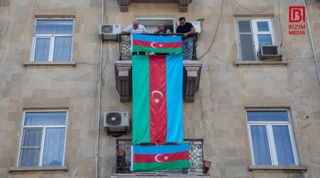 Bizim.Media-nın tənqidi NƏTİCƏ VERDİ – Səliqəsiz asılan bayraqlar QAYDAYA SALINDI – FOTO   