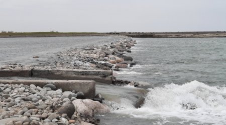 Kürlə dənizin qovuşduğu ərazidə vurulan suaşıran bənd uçub