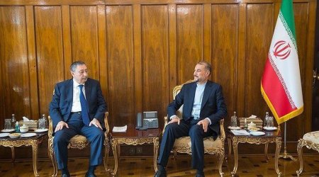 Xələf Xələfov iranlı həmkarı ilə regiondakı vəziyyəti müzakirə etdi