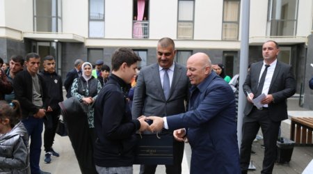 Füzuliyə qayıdan 21 ailə mənzillərinin açarlarını təhvil alıb - FOTO