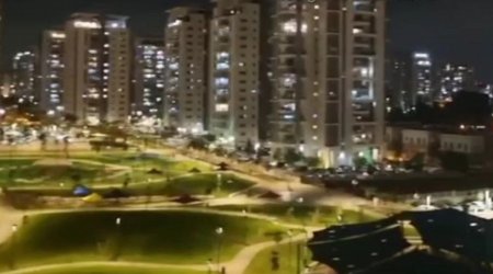 Raketlərin havada uçuşduğu İsraildə əhali fləşmob keçirir - VİDEO 