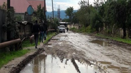 Cəlilabadda bu küçənin yolları keçilməz vəziyyətə düşüb - FOTO