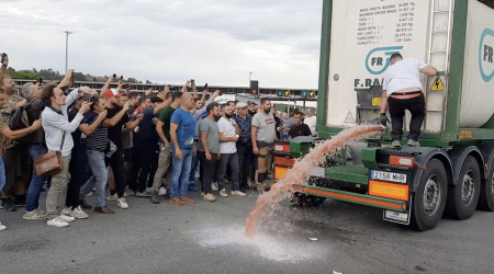Fransada şərabçılar üsyan qaldırdılar - VİDEO
