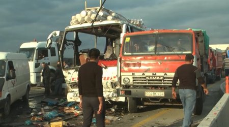 Hacıqabulda mikroavtobusla yük maşını toqquşdu - 6 yaralı var