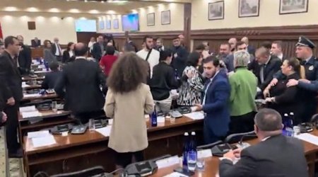 İrəvanda iclas zamanı yenə dava düşdü, bu dəfə qadın məmurlar DALAŞDI - VİDEO