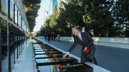 Britaniya dövlət naziri Şəhidlər xiyabanını ziyarət etdi - FOTO