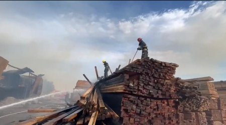 Bakıda inşaat materialları bazarındakı yanğın SÖNDÜRÜLDÜ - FOTO/VİDEO