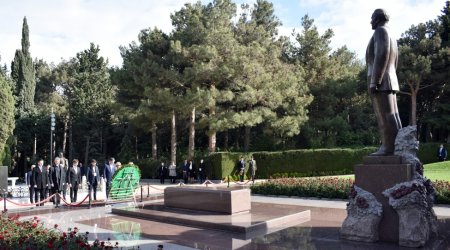 Macarıstanın Baş naziri Heydər Əliyevin məzarını ziyarət etdi - FOTO
