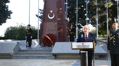 Türkiyənin müdafiə naziri Bakıda Türk şəhidliyini ziyarət etdi