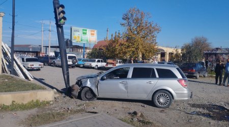 Kürdəmirdə qəza: Avtomobil işıqfora çırpıldı - FOTO