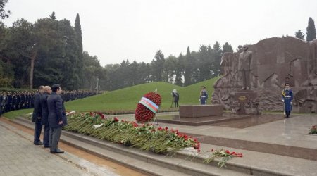 ANAMA kollektivi Ümummilli Liderin məzarını ziyarət edib