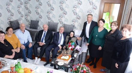 100 yaşlı şəhid anası doğum günündə ziyarət edildi