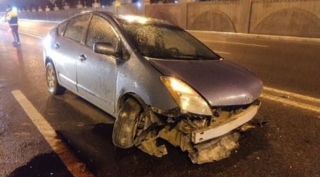 Bakıda “Prius” aptekə çırpıldı - VİDEO