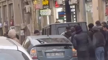 Bakıda “Gelandewagen”lə “Prius” toqquşdu - VİDEO