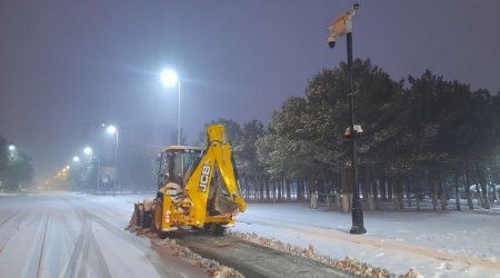 Sumqayıtda yollar qardan təmizlənir - FOTO