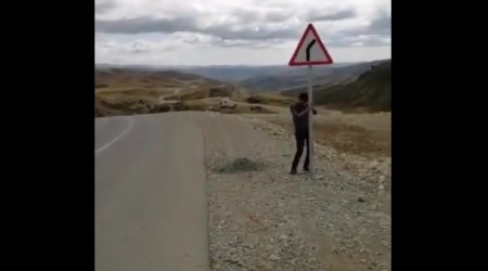 Gənc oğlan yol kənarındakı işarəni sökdü: \