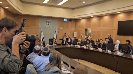 Qəzzadakı israilli girovların yaxınları iclas zamanı parlament binasına DAXİL OLDULAR - VİDEO