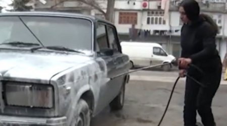Mingəçevirdə avtomobil yuyan xanım: “Övladlarıma görə işləyirəm” - VİDEO